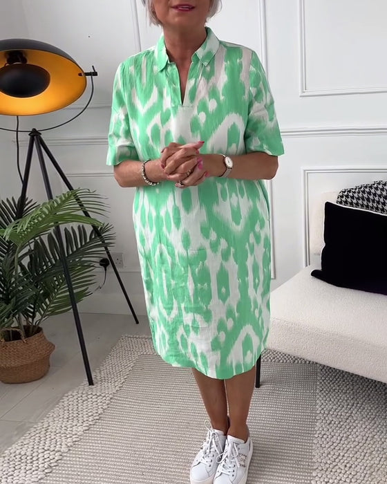 Kortærmet kjole med reverskrave og print