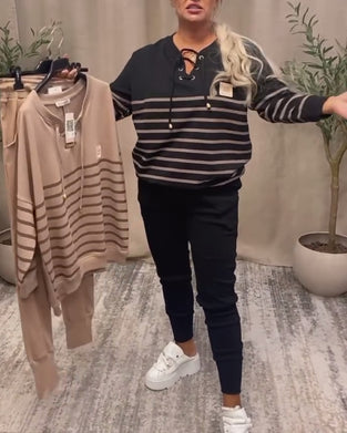 Todelt Sæt Med Afslappet Stribet Sportsbuks Ved Anklen