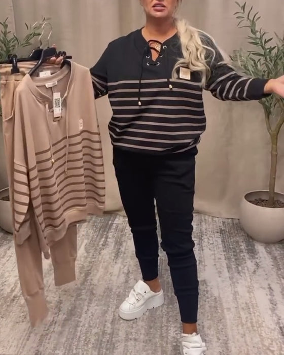 Todelt Sæt Med Afslappet Stribet Sportsbuks Ved Anklen