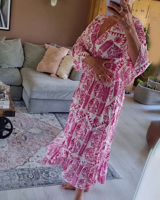 Elegantmønstret plisseret kjole med klokkeærmer