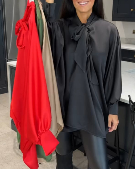 Ensfarvet og elegant bluse med integreret tørklæde