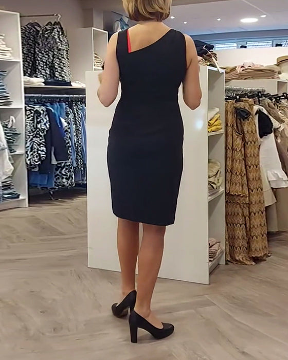 Sort kjole uden ærmer med skrå hals