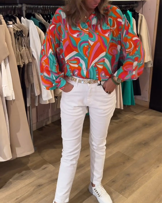 Løs bluse med abstrakt print