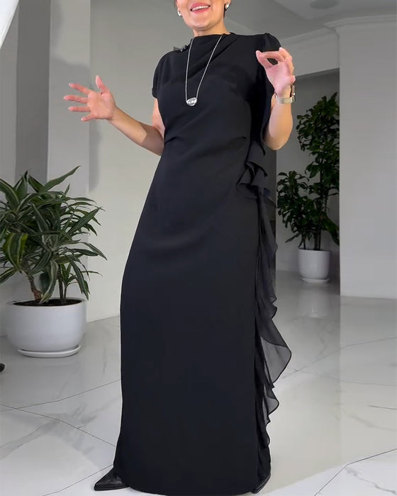 Moderne Ensfarvet Kjole Med Rys-Design