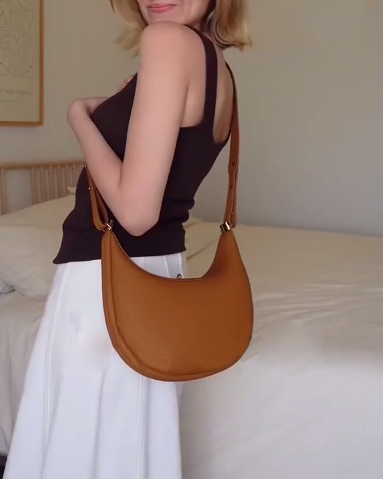 Ensfarvet elegant halvmåneformet skuldertaske