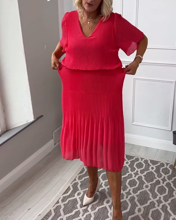 V-halset rød kjole med plisseret nederdel