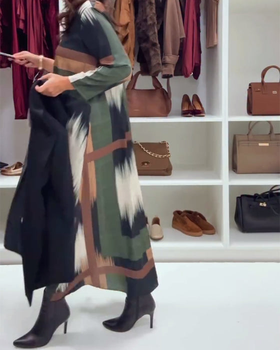 Moderne Trykt Kjole Med Rund Halsudskæring Og Lange Ærmer