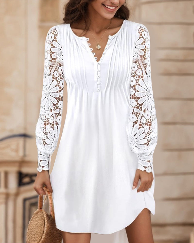 Ensfarvet Kjole Med Plisseret Og Patchworkdetaljer