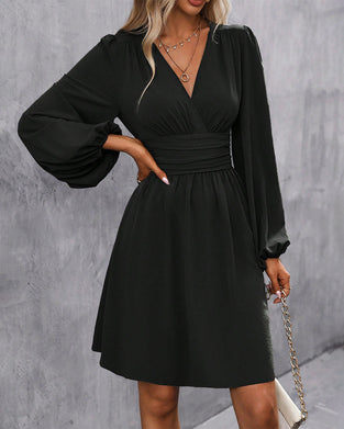 Ensfarvet langærmet kjole med v-hals