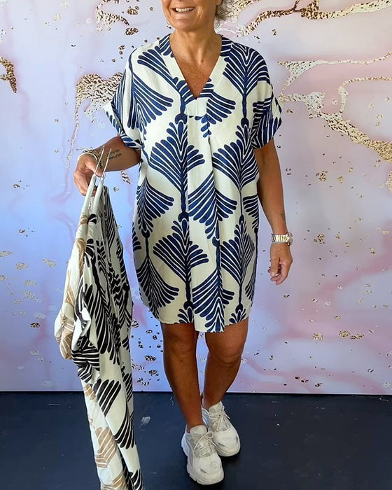 Afslappet kortærmet kjole med V-udskæring