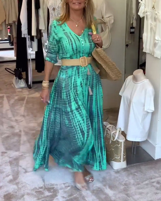 Lang plisseret kjole med V-udskæring og knapper