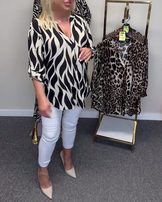 Afslappet bluse med V-udskæring