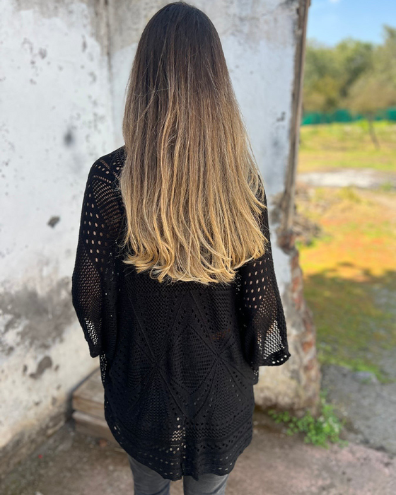 Elegant frakke med hullestrikdesign