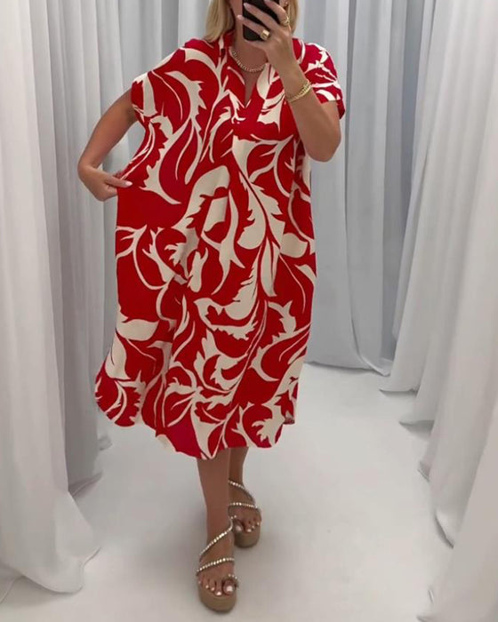 Afslappet kjole med slids og kontrasterende print