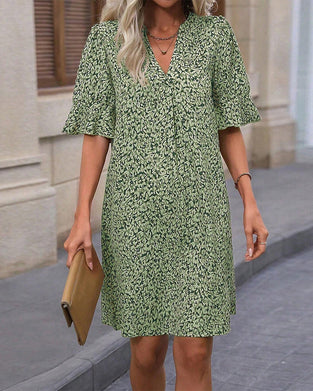 Elegant kjole med V-udskæring og print