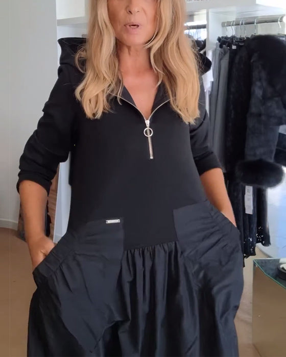 Kjole med afslappet lynlås og hætte, patchworklomme