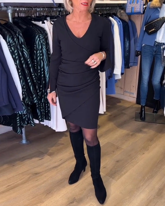 Kjole med V udskæring og vide ærmer