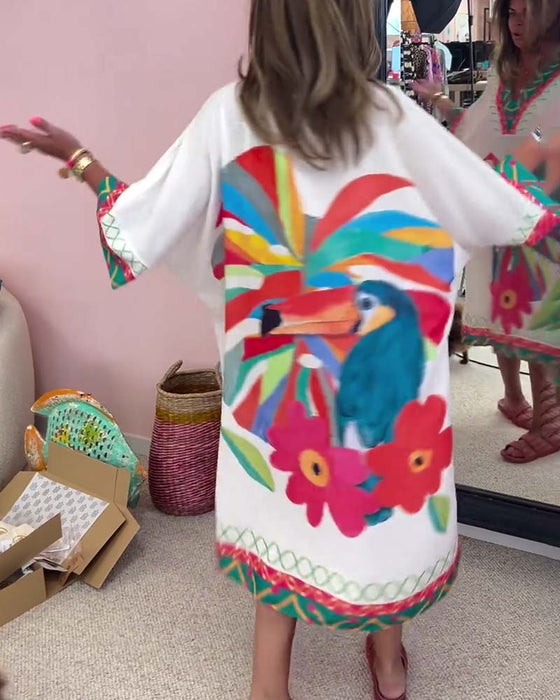 V-halset kjole med tropiske motiver