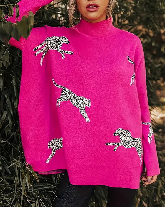 Stilfuld løs højhalset pullover med delvist leopardprint