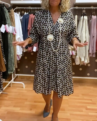 Casual kjole med geometrisk print og  V-udskæring