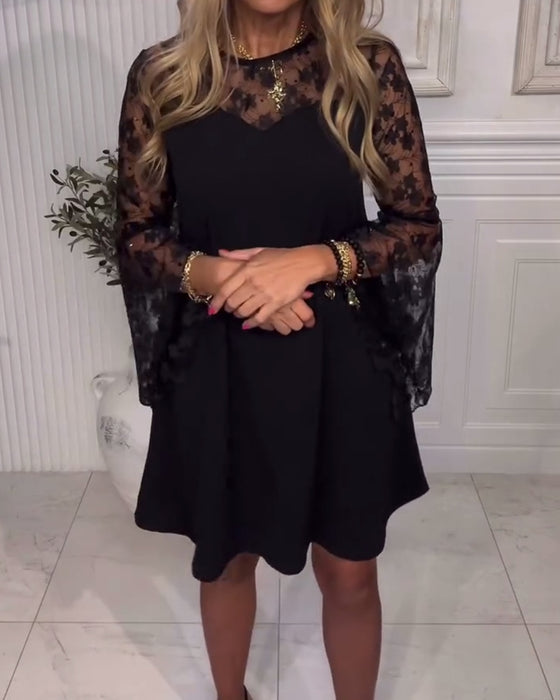 Ensfarvet Kjole Med Klokkearmer Og Patchworkdetaljer