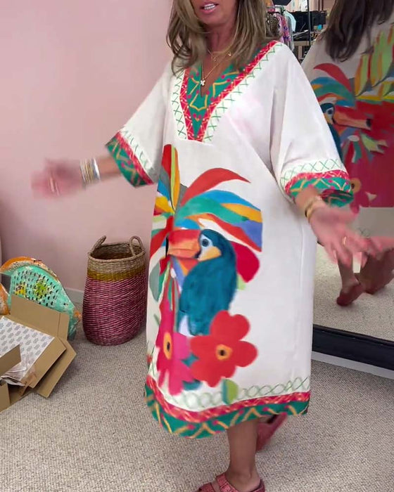 V-halset kjole med tropiske motiver