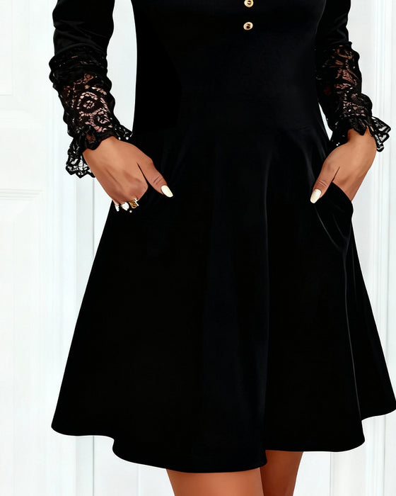 Elegant Kjole I Enfarvet Patchwork Med V-Halsudskæring