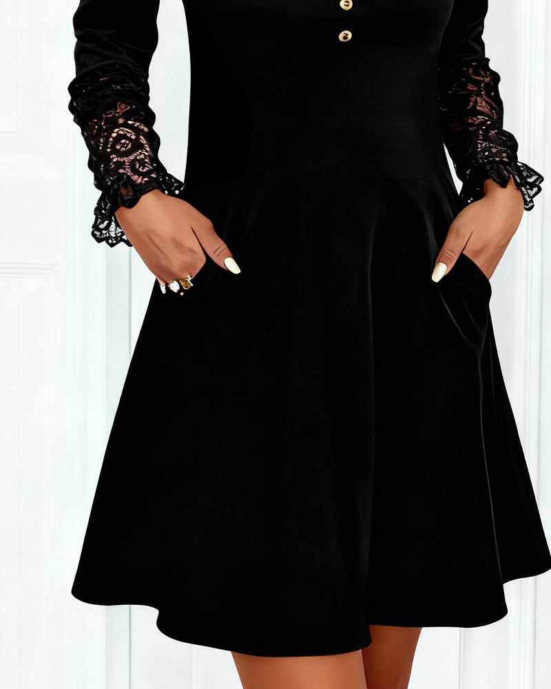 Elegant Kjole I Enfarvet Patchwork Med V-Halsudskæring