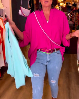 Casual ensfarvet bluse med V-udskæring og trekvarte ærme