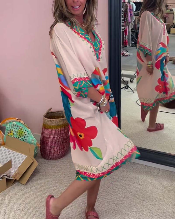 V-halset kjole med tropiske motiver