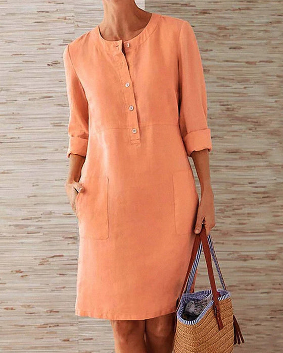 Elegant ensfarvet kjole