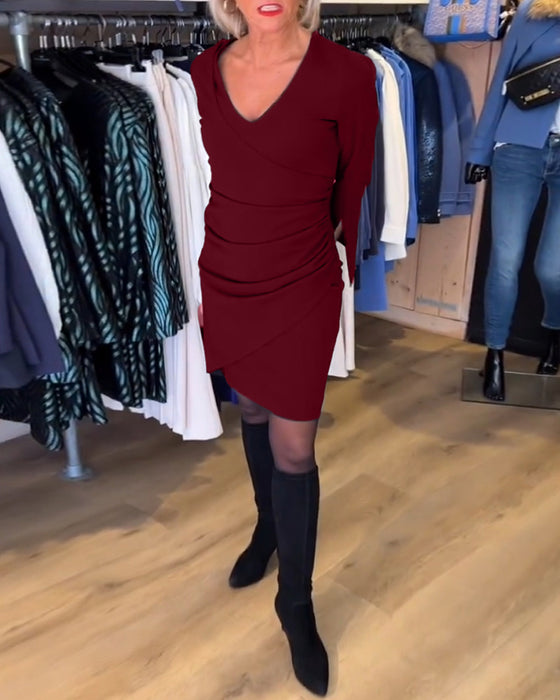 Kjole med V udskæring og vide ærmer