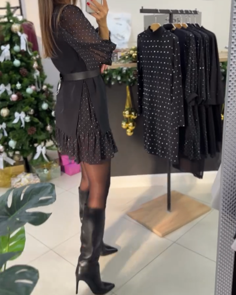 Stilfuld Kjole Med V-Hals Og Patchwork