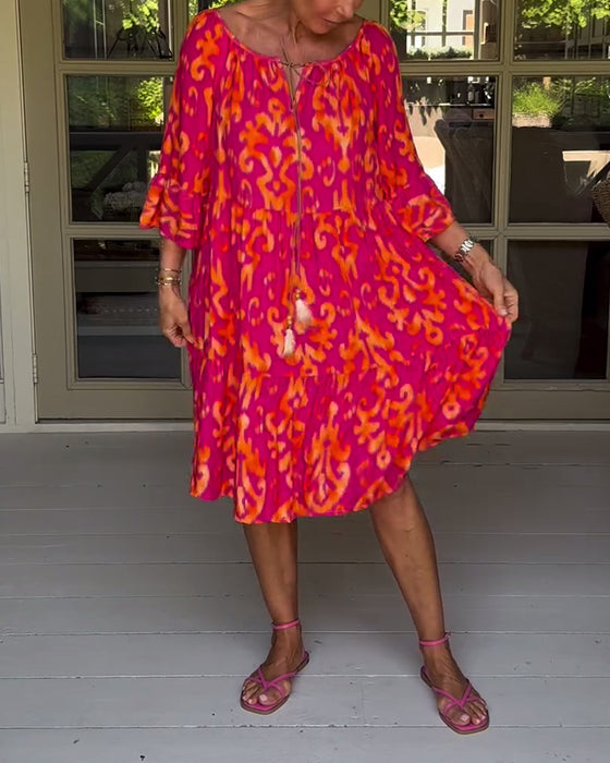 Rød kjole med print og trekvarte ærmer