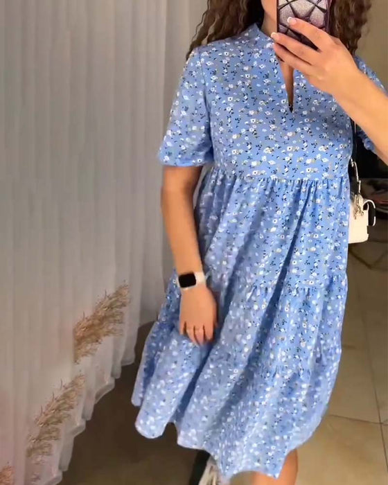 Blå blomsterkjole i afslappet pasform