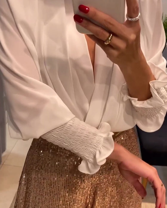 Elegant ensfarvet sommerbluse med lanterneærmer og V-udskæring