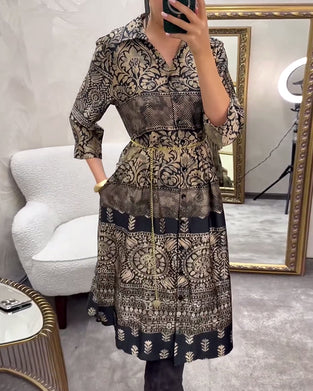 Kjole med afslappet print og knapper i lommer