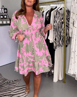 V-halset kjole med klokkeærmer og bladprint