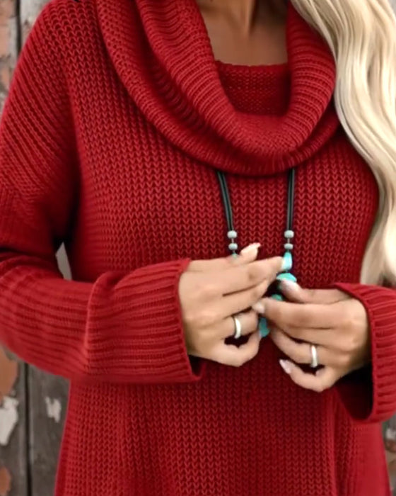 Ensfarvet Kjole Med Høj Halsudskæring Og Stilfuld Design