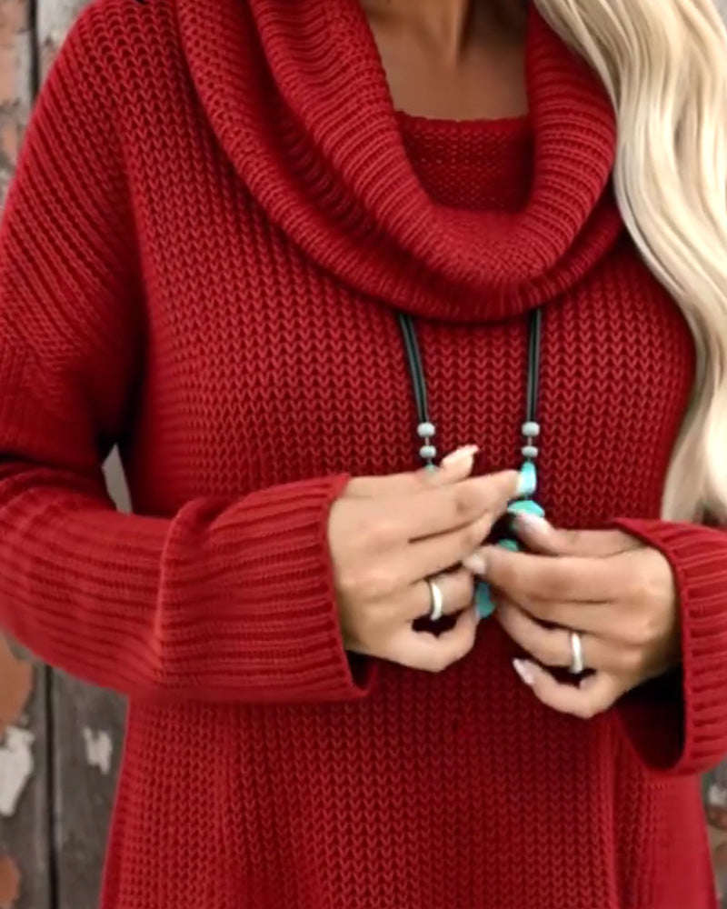 Ensfarvet Kjole Med Høj Halsudskæring Og Stilfuld Design