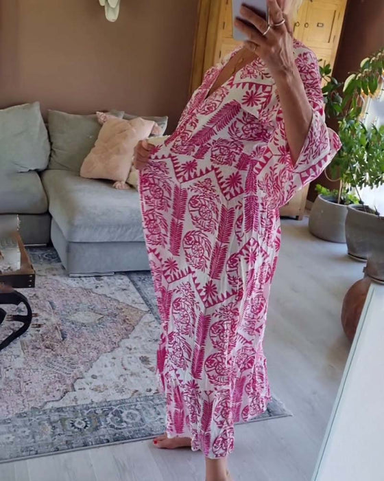 Elegantmønstret plisseret kjole med klokkeærmer