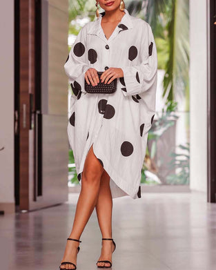 Kjole med polkaprikker og lange ærmer
