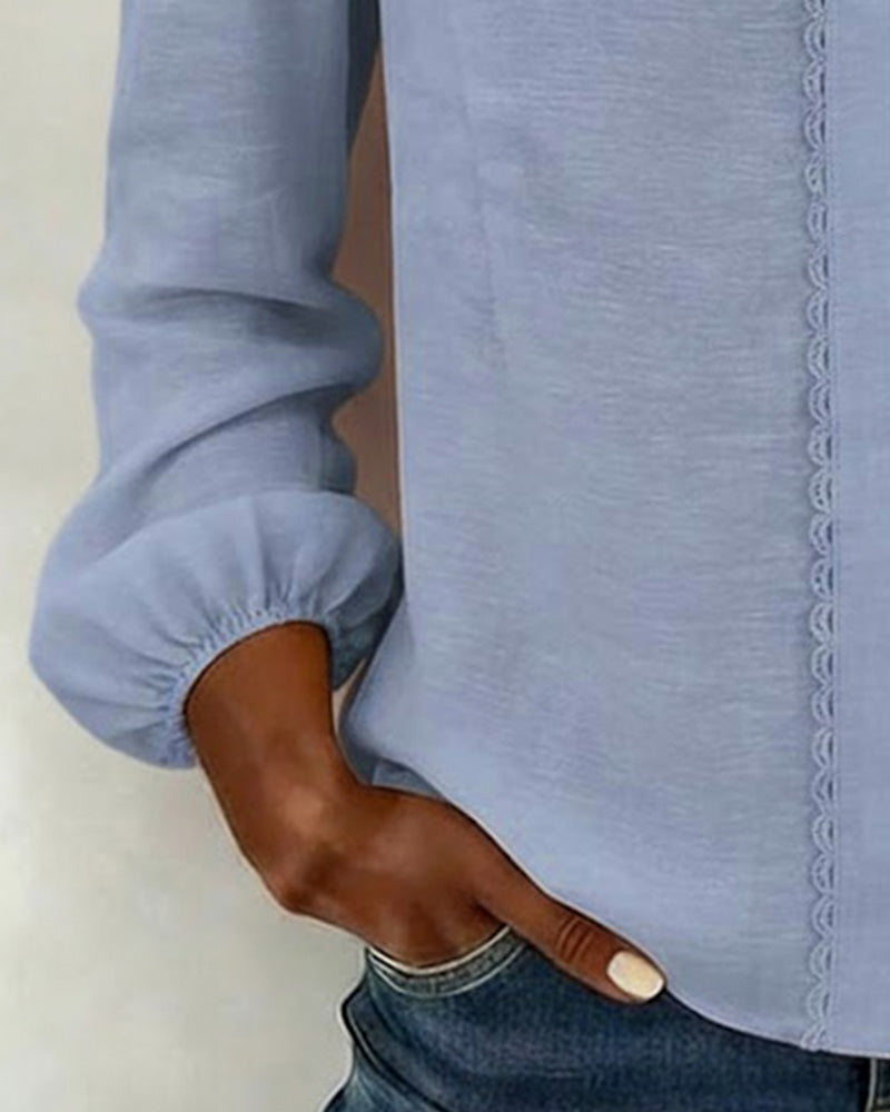 Ensfarvet Top Med V-Hals Og Patchwork-Detalje