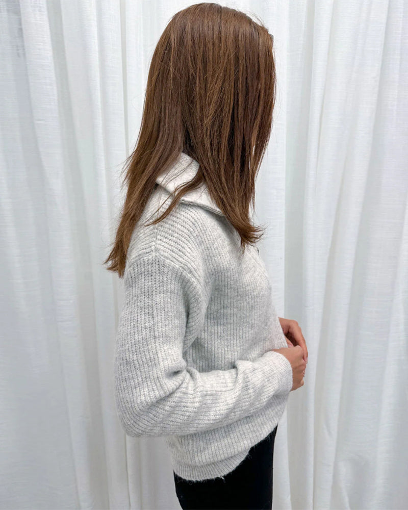 Ensfarvet sweater med lynlås