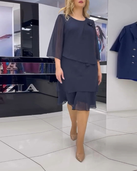 Ensfarvet kjole med uregelmæssig patchwork