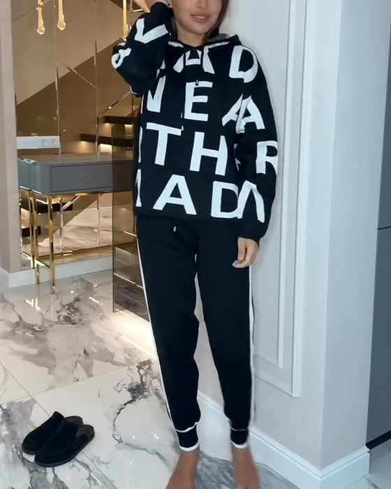 Todelt Sæt Med Hætte Og Bogstavsprint