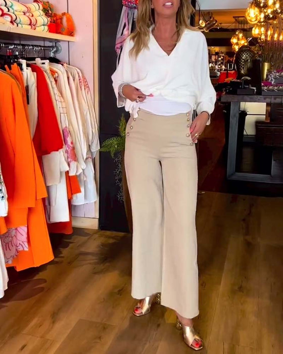 Ensfarvet V-halset bluse med bindestrop