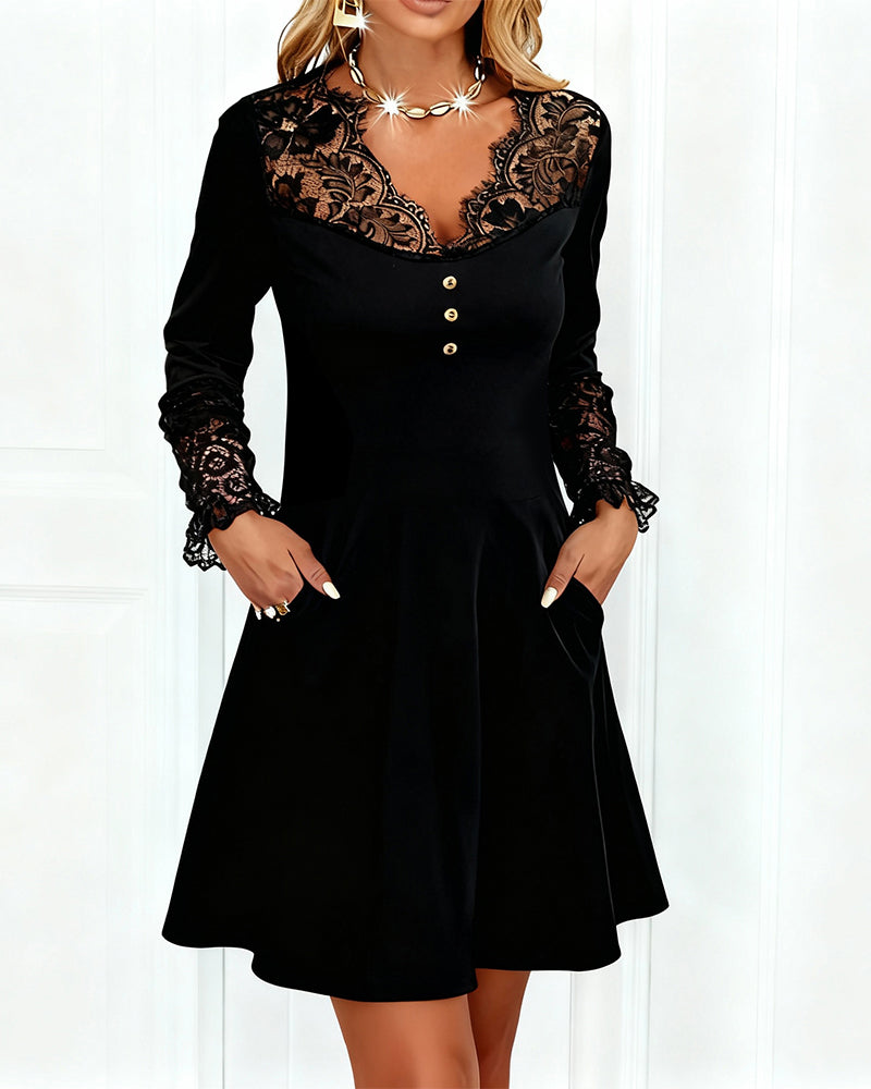 Elegant Kjole I Enfarvet Patchwork Med V-Halsudskæring