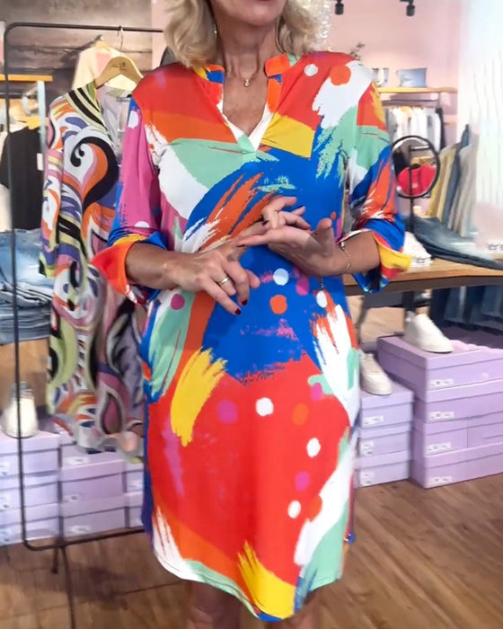 Elegant  V-halset kjole med farverigt print