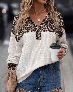 Hvid trøje med delvist leopardprint